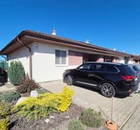 Einfamilienhaus auf dem Feldweg in Dudince mit Zufahrtsstraße und gepflegtem Garten.
