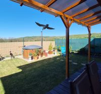 Ein Garten bei einem Einfamilienhaus in der Poľná-Straße in Dudince mit einem Pavillon und einem Garten-Whirlpool.