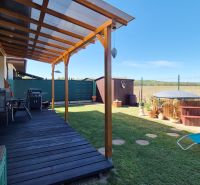 Die Terrasse des Einfamilienhauses in der Poľná-Straße in Dudince, mit Pavillon und Whirlpool.