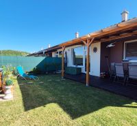 Ein Einfamilienhaus auf dem Feldweg in Dudince mit Terrasse, Liege und Whirlpool im Garten.