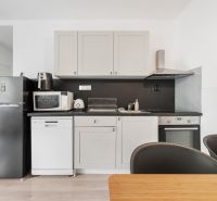 Küche in einer 2-Zimmer-Wohnung mit Ausstattung auf einem Boden mit Holzdekor.