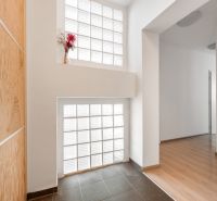 Eingangsflur mit Holzboden und Oberlicht in einer 2-Zimmer-Wohnung.