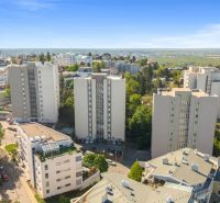 Ein Blick auf Wohngebäude umgeben von Grün in Bratislava - Altstadt.
