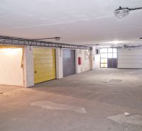 Parkgaragen in Bratislava in der Majerníkova-Straße mit Beleuchtung und farbigen Türen.