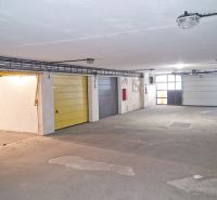 Innenraum einer Garage mit mehreren Toren, ein beleuchteter und geräumiger Raum.