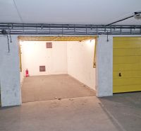 Garagen in der Majerníkova-Straße in Bratislava mit offenen Stellplätzen und gelben Türen.