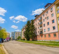 Krivá-Straße in Košice - Stadtteil Juh, gesäumt von Plattenbauten.
