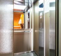 Der Innenraum des Aufzugs in einer 3-Zimmer-Wohnung mit sichtbarem Zugang zum Treppenhaus.