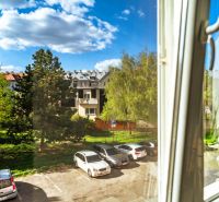 Blick aus dem Fenster auf den Parkplatz und das Grün in der Krivá-Straße, Košice - Stadtteil Juh.