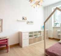 Kinderzimmer mit Bett, Regalen und Schreibtisch, 3-Zimmer-Wohnung.