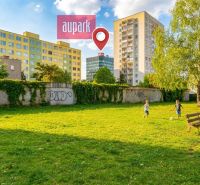 Spielplatz mit Kindern und umliegende Wohngebäude in Košice, Krivá.