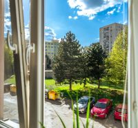 Blick aus dem Fenster in der Krivá-Straße in Košice - Stadtteil Juh, mit einem Parkplatz und Grünflächen.
