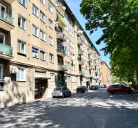 Jelačičova Straße in Bratislava - Ružinov mit Wohnhäusern, die von Bäumen umgeben sind.
