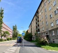 Jelačičova Straße in Bratislava - Ružinov mit Wohnhäusern und Grünflächen.