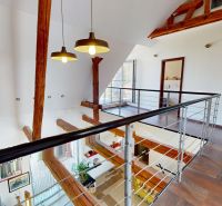 Einfamilienhaus mit offenem Grundriss, Stahlgeländer und Boden in Holzoptik.