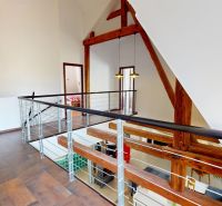 Einfamilienhaus mit Holzboden und Holzkonstruktionen im Innenraum.