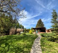 Der Garten beim Einfamilienhaus in Veľké Chlievany mit einem Gehweg und einem Pavillon.