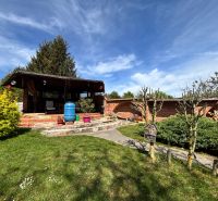 Ein Einfamilienhaus in Veľké Chlievany mit Terrasse und gepflegtem Garten.