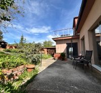 Einfamilienhaus in Veľké Chlievany mit Terrasse, Garten und blauem Himmel.