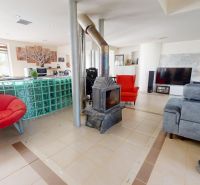 Wohnzimmer mit Kamin in einem Einfamilienhaus, moderne Möbel und heller Raum.
