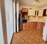 Küche mit Küchenzeile und Boden in Holzoptik in einer 3-Zimmer-Wohnung.