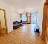 Wohnzimmer in einer 3-Zimmer-Wohnung mit Sofa und Holzboden.