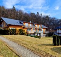 Ein Wohnhaus im Pustá-Tal in Prešov, umgeben von Grün und Bäumen.