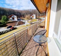 Ein Balkon mit Blick auf die Natur und Einfamilienhäuser in der Straße Pustá dolina, Prešov.