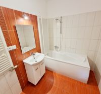 Badezimmer in einer 3-Zimmer-Wohnung mit Badewanne und orangefarbenen Fliesen.