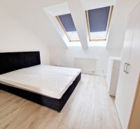 Helles Zimmer mit Bett und Einbauschränken in einer 3-Zimmer-Wohnung.