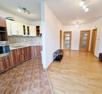 Küche in einer 3-Zimmer-Wohnung mit eingebauten Geräten und einem Boden in Holzoptik.