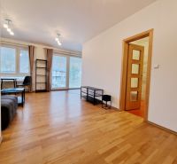 Wohnzimmer mit Holzboden in einer 3-Zimmer-Wohnung.