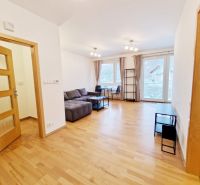 Wohnzimmer in einer 3-Zimmer-Wohnung mit Holzboden und Sofa.