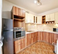 Küche in einer 3-Zimmer-Wohnung mit Holzboden und einer Eckküchenzeile.