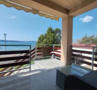 Blick von der Terrasse eines Einfamilienhauses in Bibinje auf die Küste und das Meer.