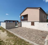 Ein Einfamilienhaus in Bibinje mit Terrasse am Meer und gepflastertem Hof.