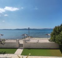Meerblick und Terrasse bei einem Einfamilienhaus in Bibinje mit Strandsonnenschirmen.