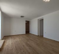 Ein großer, heller Raum in einem Einfamilienhaus mit einem Holzboden.