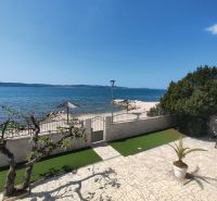 Das Familienhaus in Bibinje bietet Meerblick mit einer Steinterrasse und Gartenvegetation.