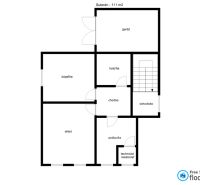 Grundriss des Kellers eines Einfamilienhauses mit Garage, Heizraum, Badezimmer und anderen Räumen.