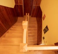 Treppe mit Holzboden in einem Einfamilienhaus, Wände mit Holz verkleidet.