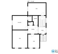 Grundriss des ersten Stockwerks eines Einfamilienhauses mit Küche, Badezimmer, Toilette und Speisekammer.