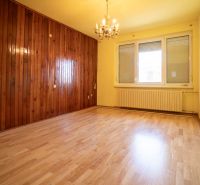 Ein Zimmer mit Holzverkleidung und einem Boden mit Holzdekor in einem Einfamilienhaus.