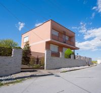 Ein Einfamilienhaus in der B. Tablica Straße in Dudince mit einer Steinmauer und blauem Himmel.