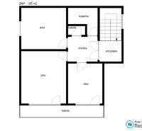 Grundriss des zweiten Stockwerks eines Einfamilienhauses mit drei Zimmern, einem Badezimmer und einem Balkon.