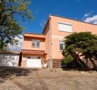 Einfamilienhaus in der B.Tablica-Straße in Dudince mit Garage und Bäumen im Garten.