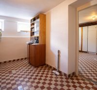 Innenraum eines Einfamilienhauses mit Fliesenboden und Holzschränken in Dudince, auf B.Tablica.