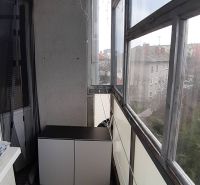 Ein verglaster Balkon in einer 2-Zimmer-Wohnung mit Aussicht in Nové Zámky, Kommode, Kette.