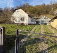 Ein Einfamilienhaus in Štós mit gepflegtem Grundstück und am Waldrand.