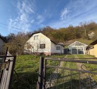 Ein Einfamilienhaus in Štós mit einem Unterstand im Hof, grünem Rasen, umgeben von Natur.